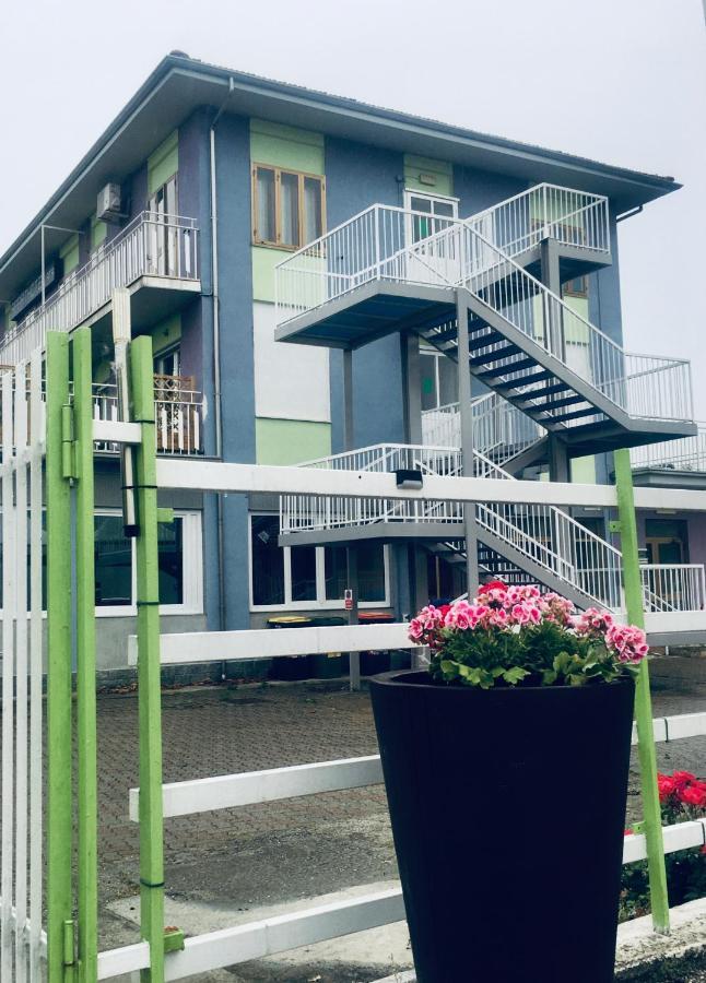 7 Lakes Aparthotel Burolo Bagian luar foto